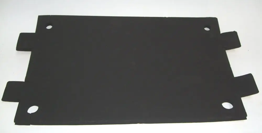 Schwarze Isolierplatte mit Ausschnitten und abgerundeten Ecken, möglicherweise für den Einsatz in Daikin Wärmetauschern.
